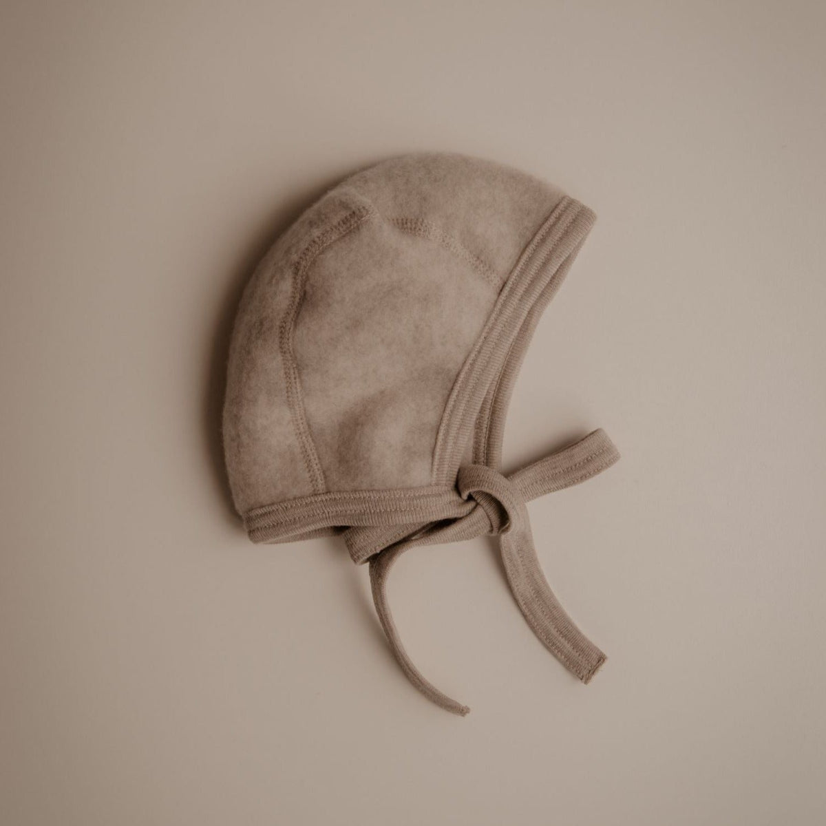 Fleece strikmutsje sand - Charly's