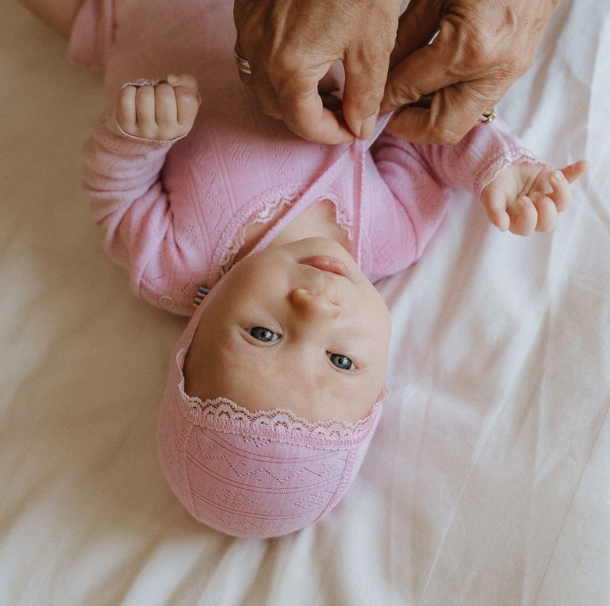 Bonnet en pointelle rose