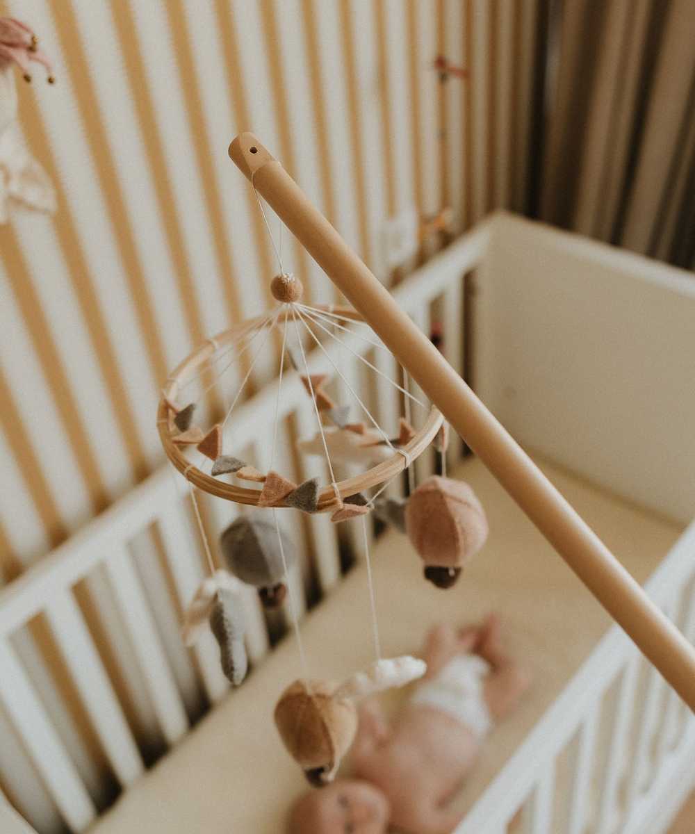 Support en bois pour mobile de bébé
