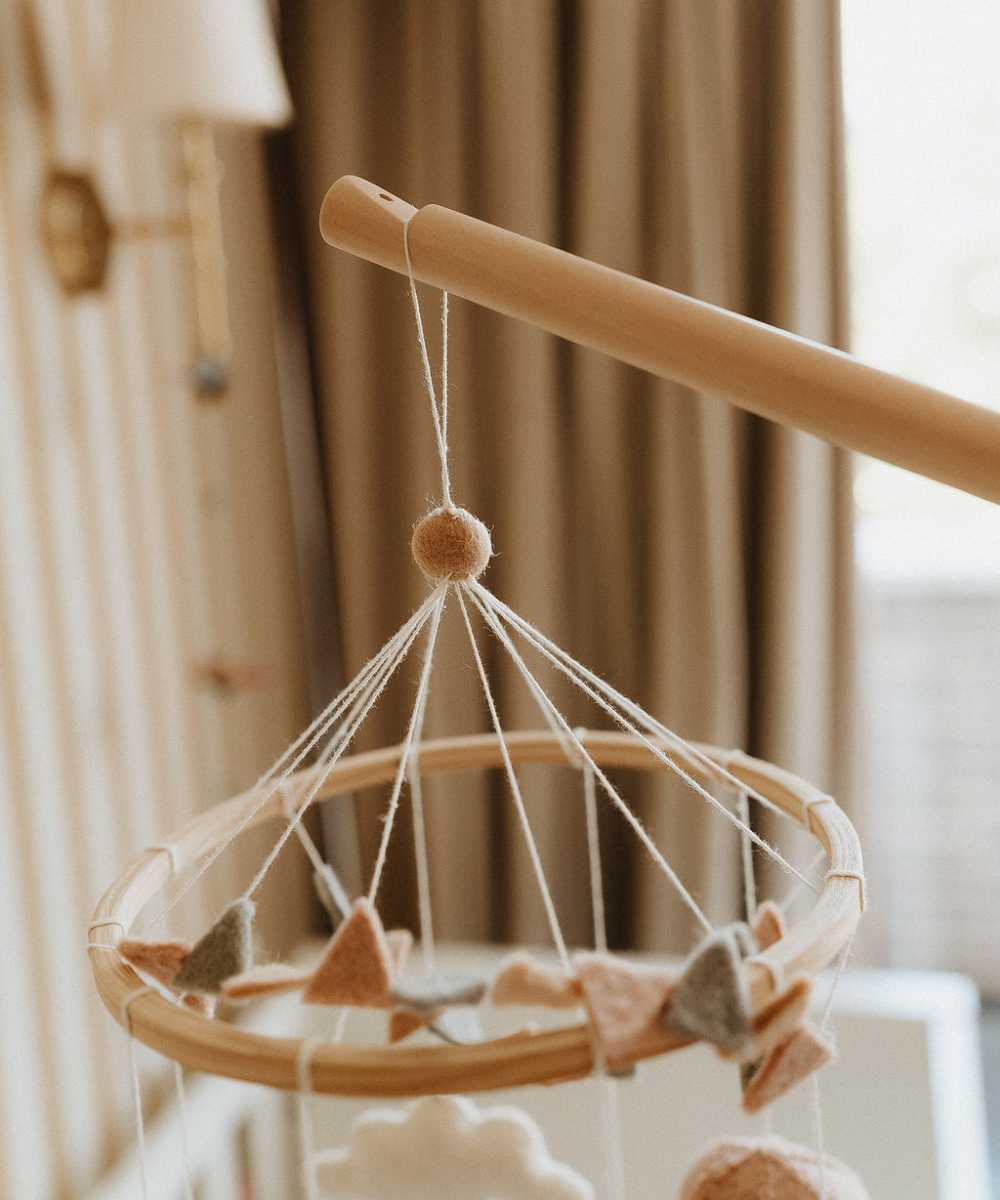 Support en bois pour mobile de bébé
