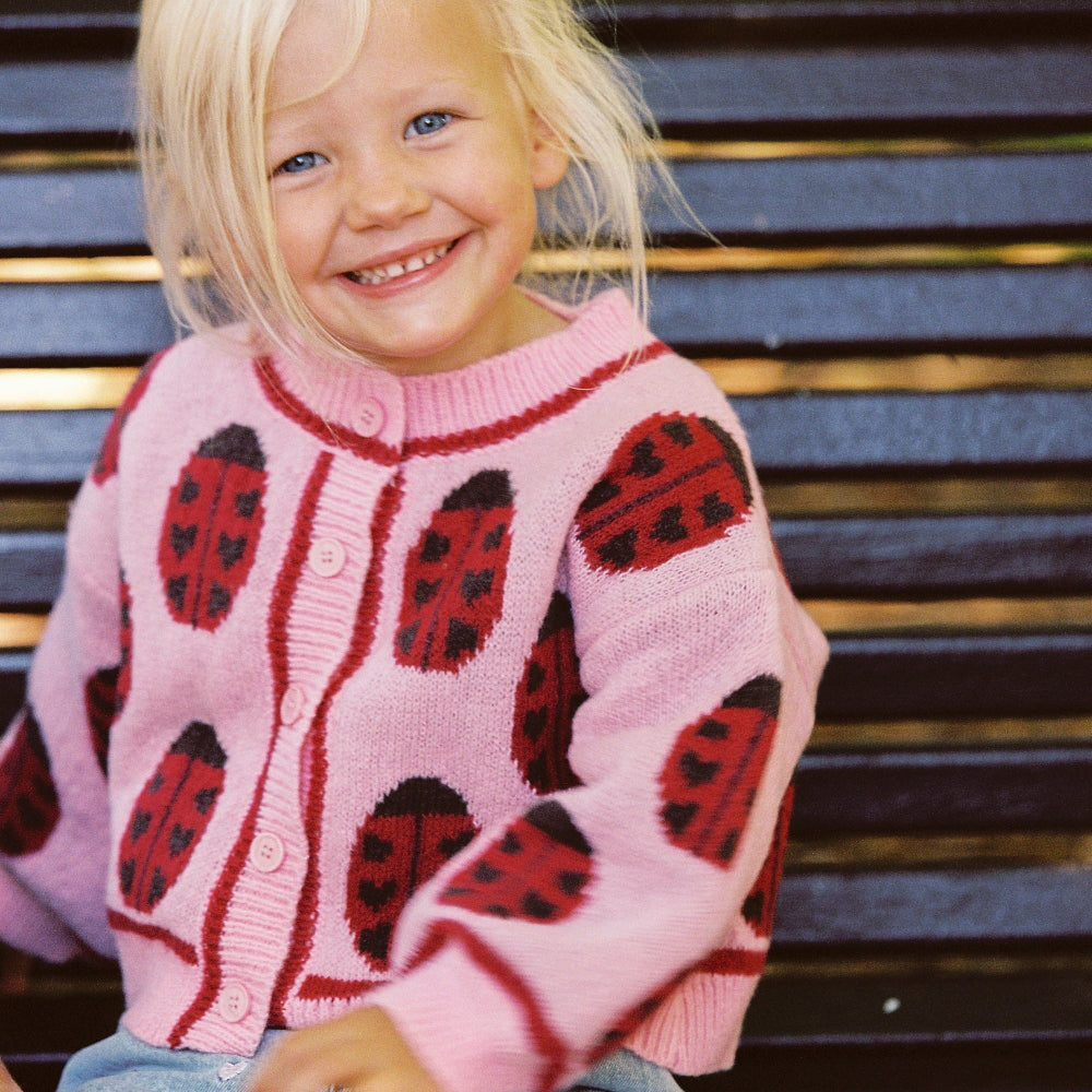 Rose lovebug cardigan van eht merk Juni aan bij meisje 